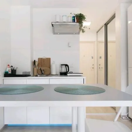 New Shiny Studio In A Quiet Area Of Old Town 아파트